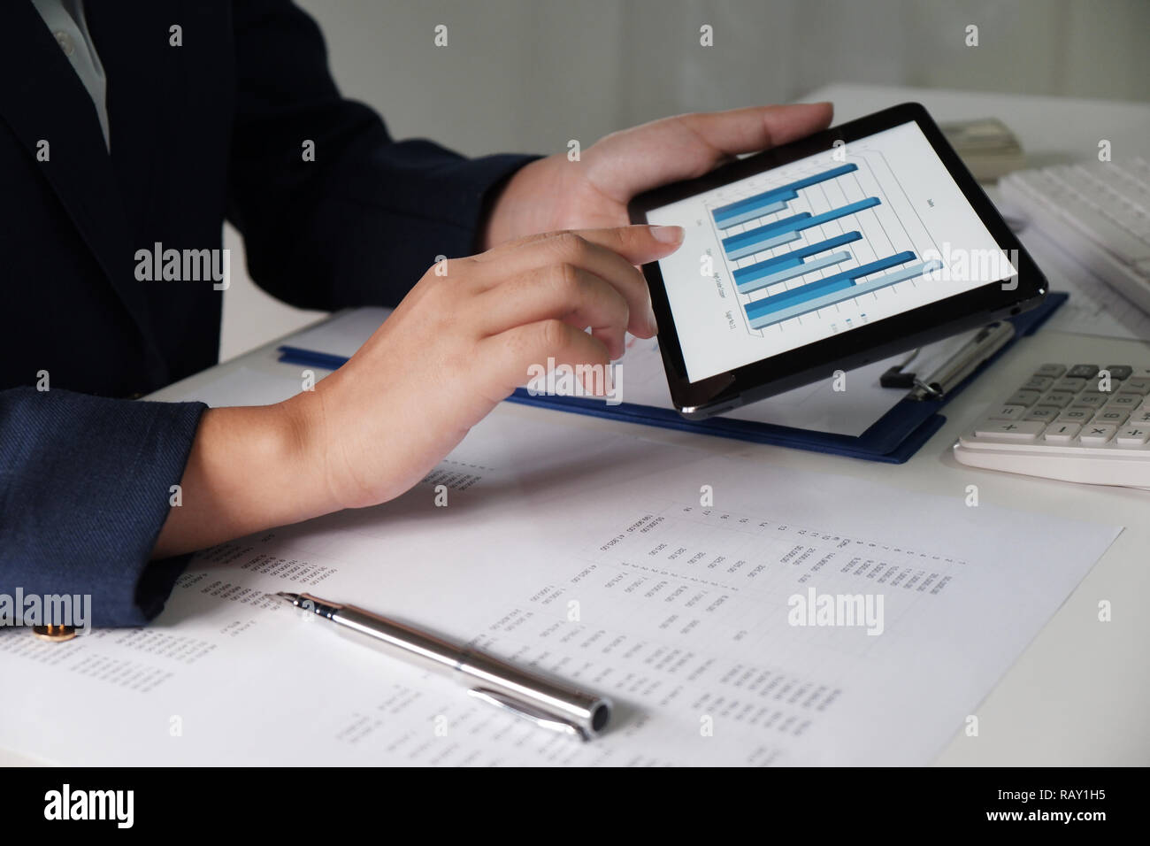 Le donne che lavorano in ufficio. analisi finanziaria con grafici su pad per azienda, contabilità, assicurazione o finanziare il concetto Foto Stock