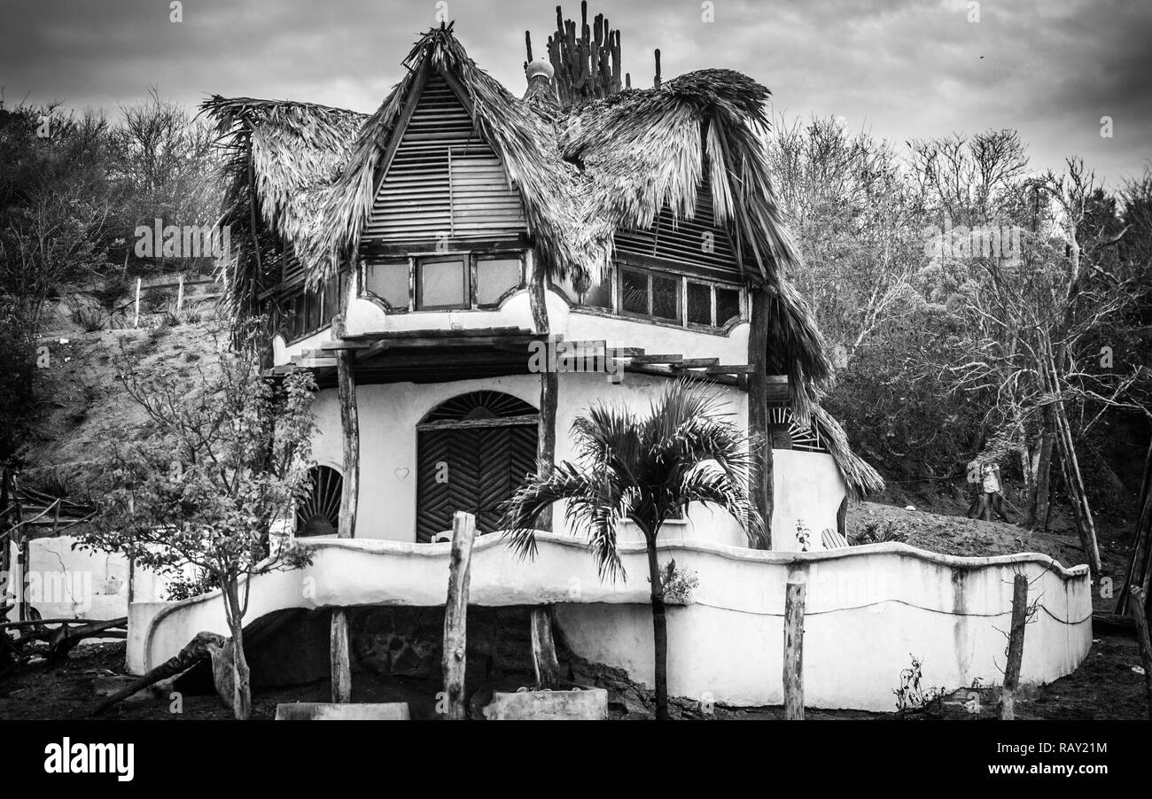 Piccolo e isolato beach house. Estate in un momento di divertimento. A piedi sulla spiaggia di scoperte. Foto Stock