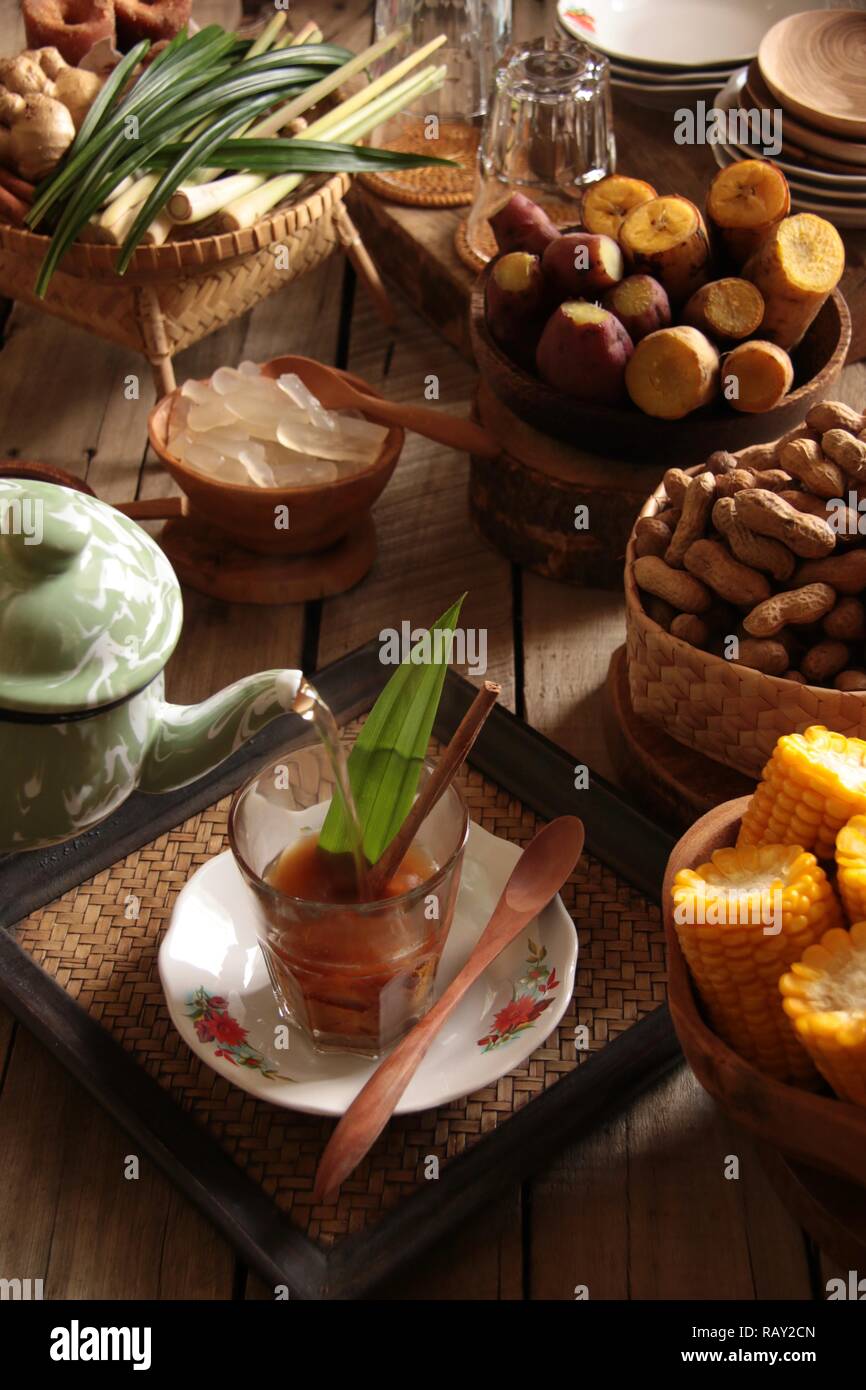 Bajigur. Tradizionale a base di erbe Sundanese caffè latte da Bandung, West Java. Foto Stock