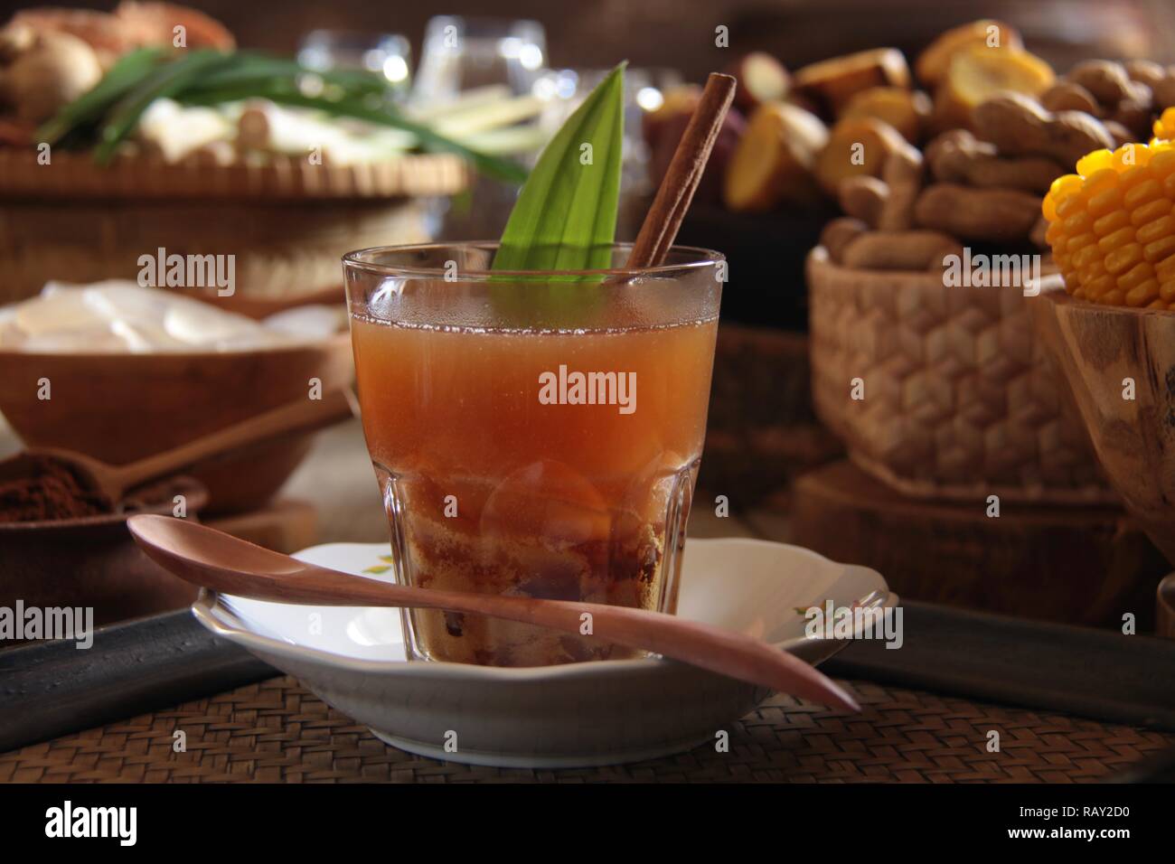 Bajigur. Tradizionale a base di erbe Sundanese caffè latte da Bandung, West Java. Foto Stock