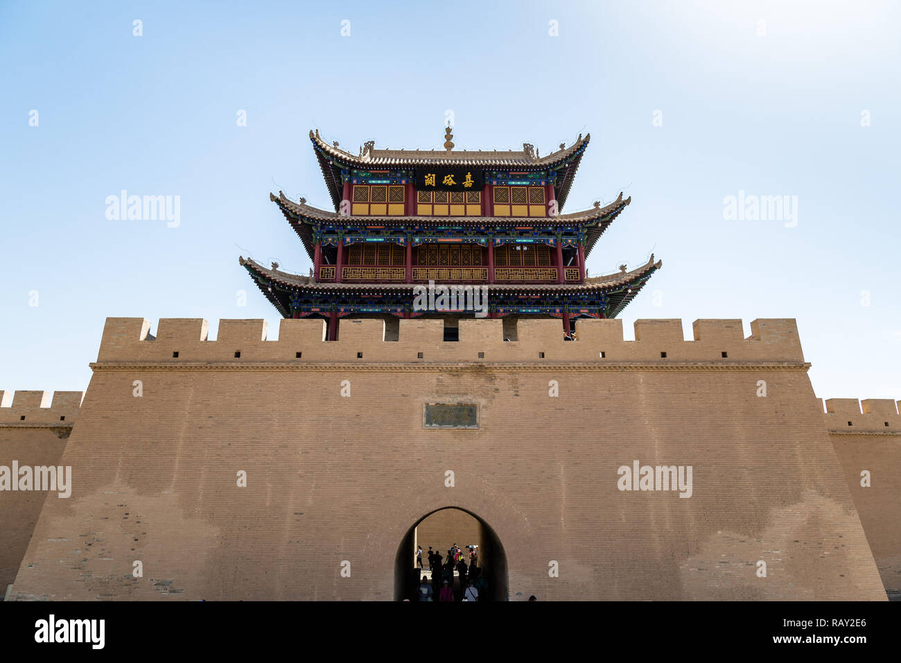 Il cancello rivolto verso il deserto del Gobi di Jiayuguan Fort, del Gansu in Cina. Noto come primo passaggio sotto il cielo , Jiayu Pass è stato il più forte occidentale dell ancien Foto Stock