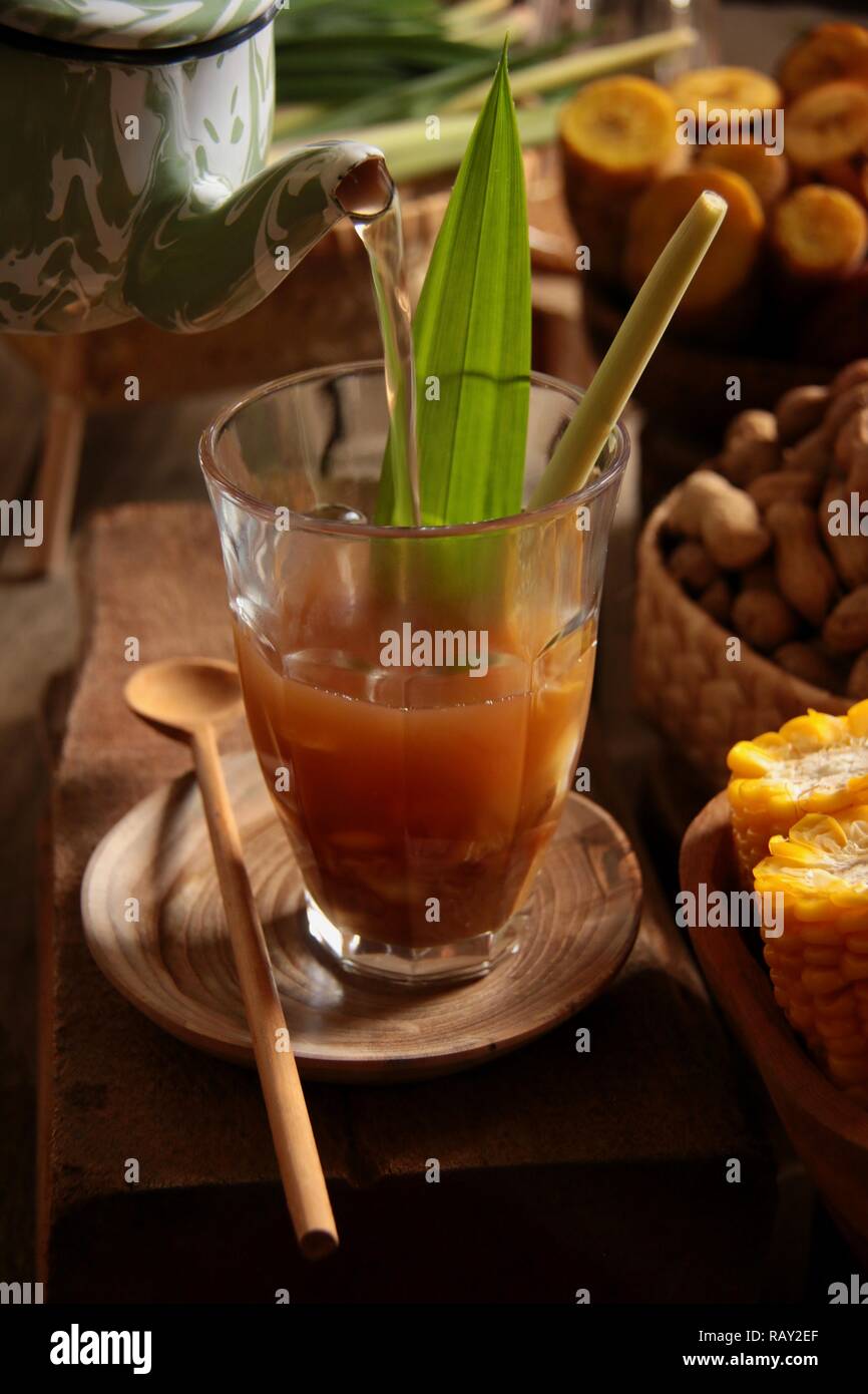 Bandrek. Sundanese tradizionale tè alle erbe latte da Bandung, West Java. Foto Stock