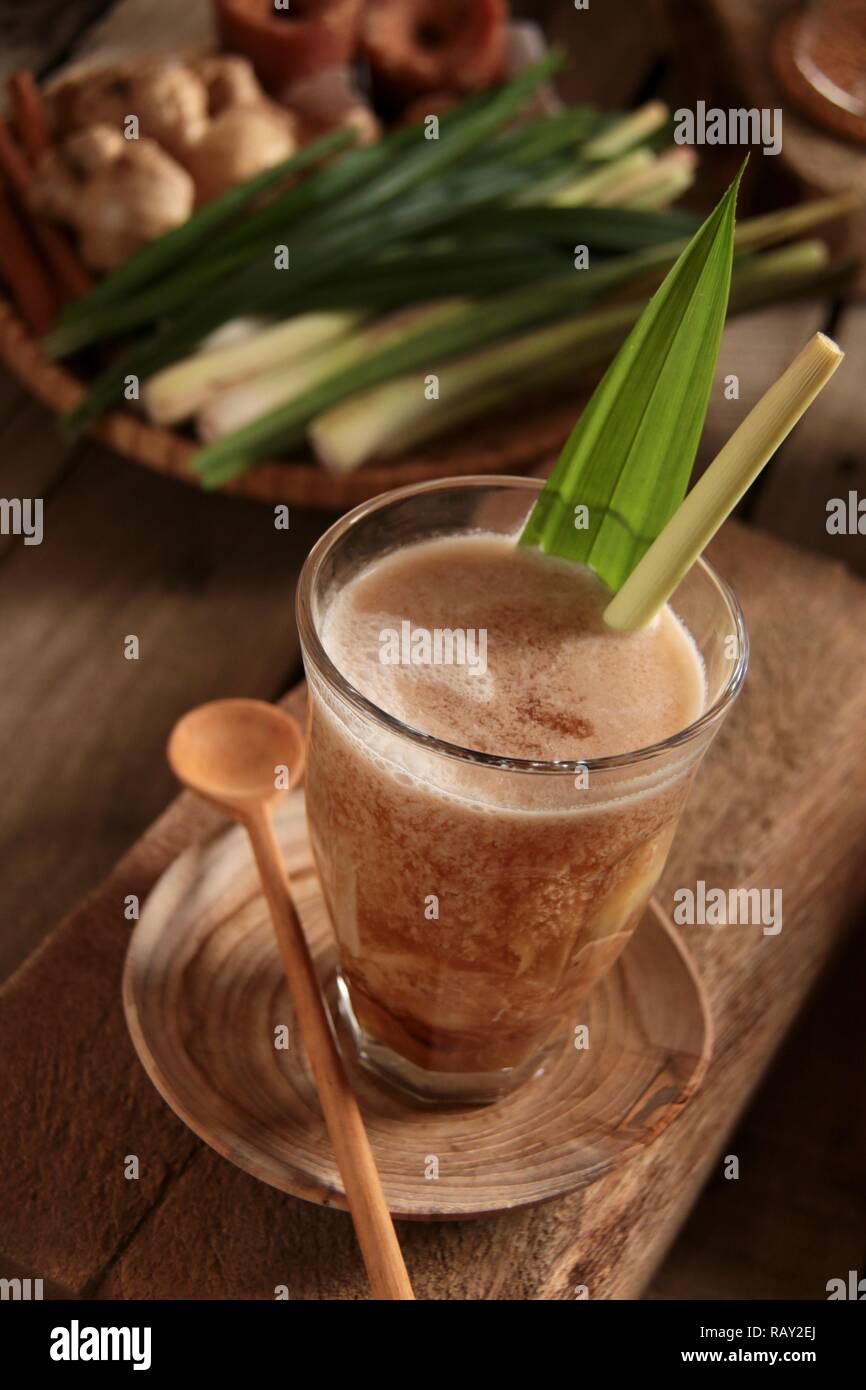 Bandrek. Sundanese tradizionale tè alle erbe latte da Bandung, West Java. Foto Stock