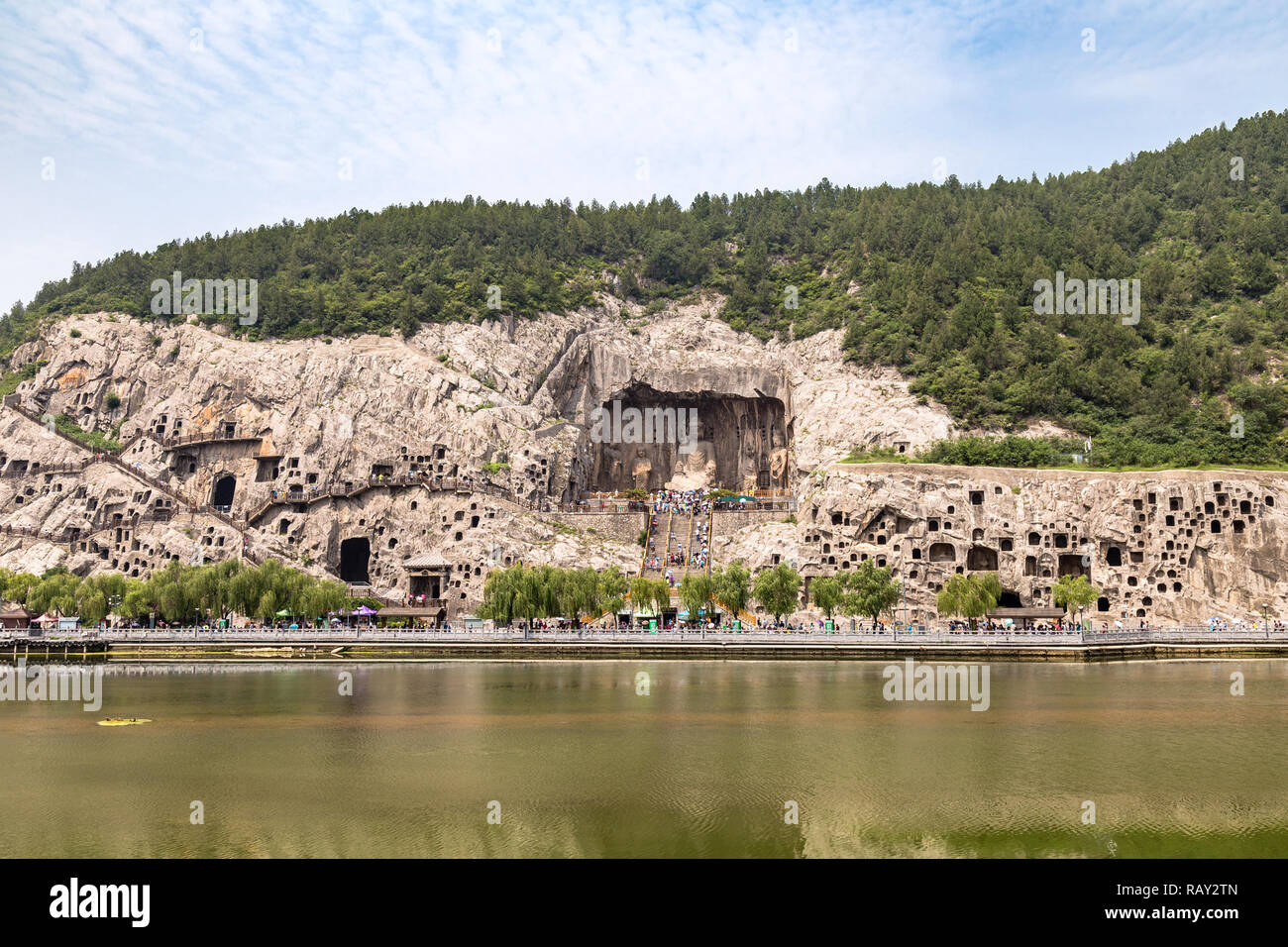 Vista Le Grotte di Longmen complesso in Luoyang, Henan, Cina. Fengxiangsi grotta è quello principale nel le Grotte di Longmen. Longmen è uno dei 3 principali Bud Foto Stock