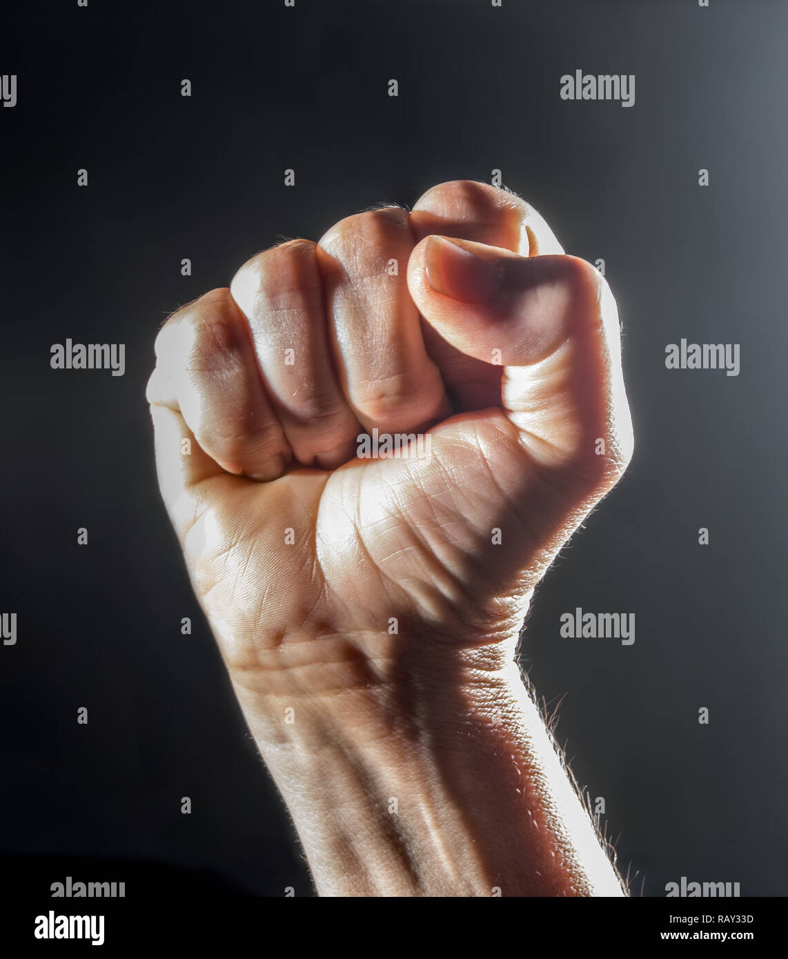 pugno di mano umana con sfondo nero - simbolo di violenza Foto Stock