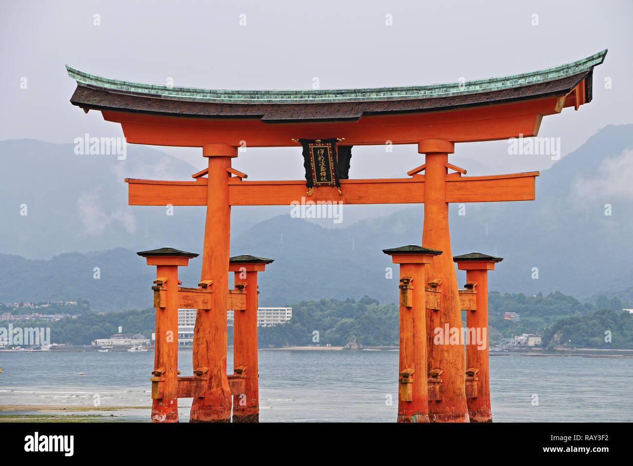 Torii Gate, santuario di Itsukushima, Miyajima, Giappone Foto Stock