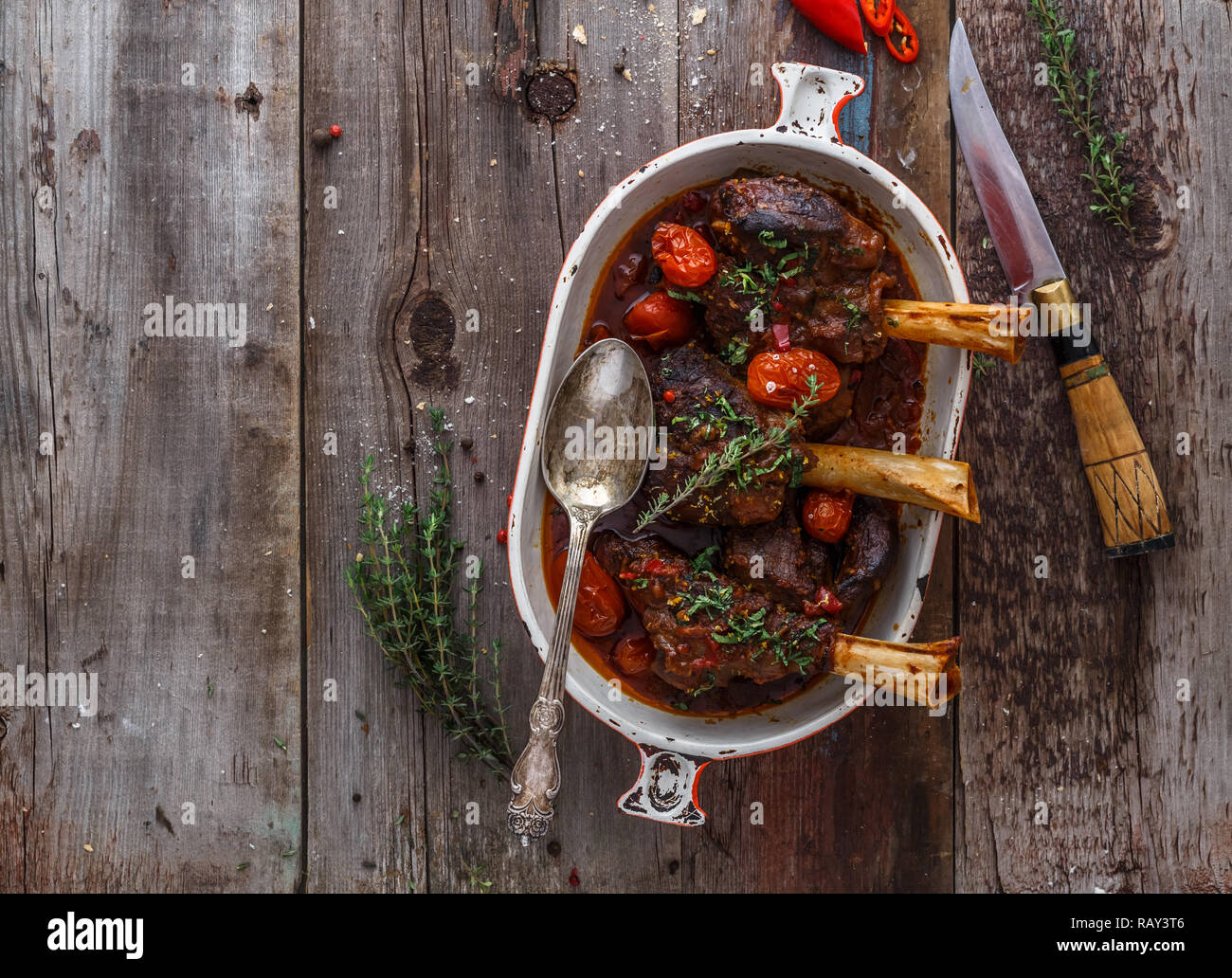 Lenta agnello cotto codoli con pomodoro e mandrie, copia dello spazio. Foto Stock