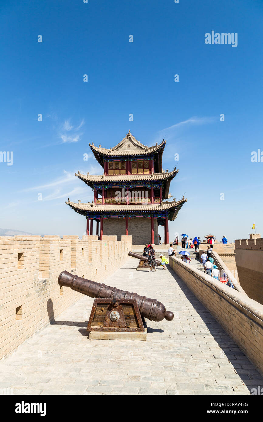 Agosto 2017 - Jiayuguan Fort, Gansu, Cina - il cannone e torre di avvistamento di Jiayuguan Fort, Cina. Noto come primo passaggio sotto il cielo , è stato il più weste Foto Stock