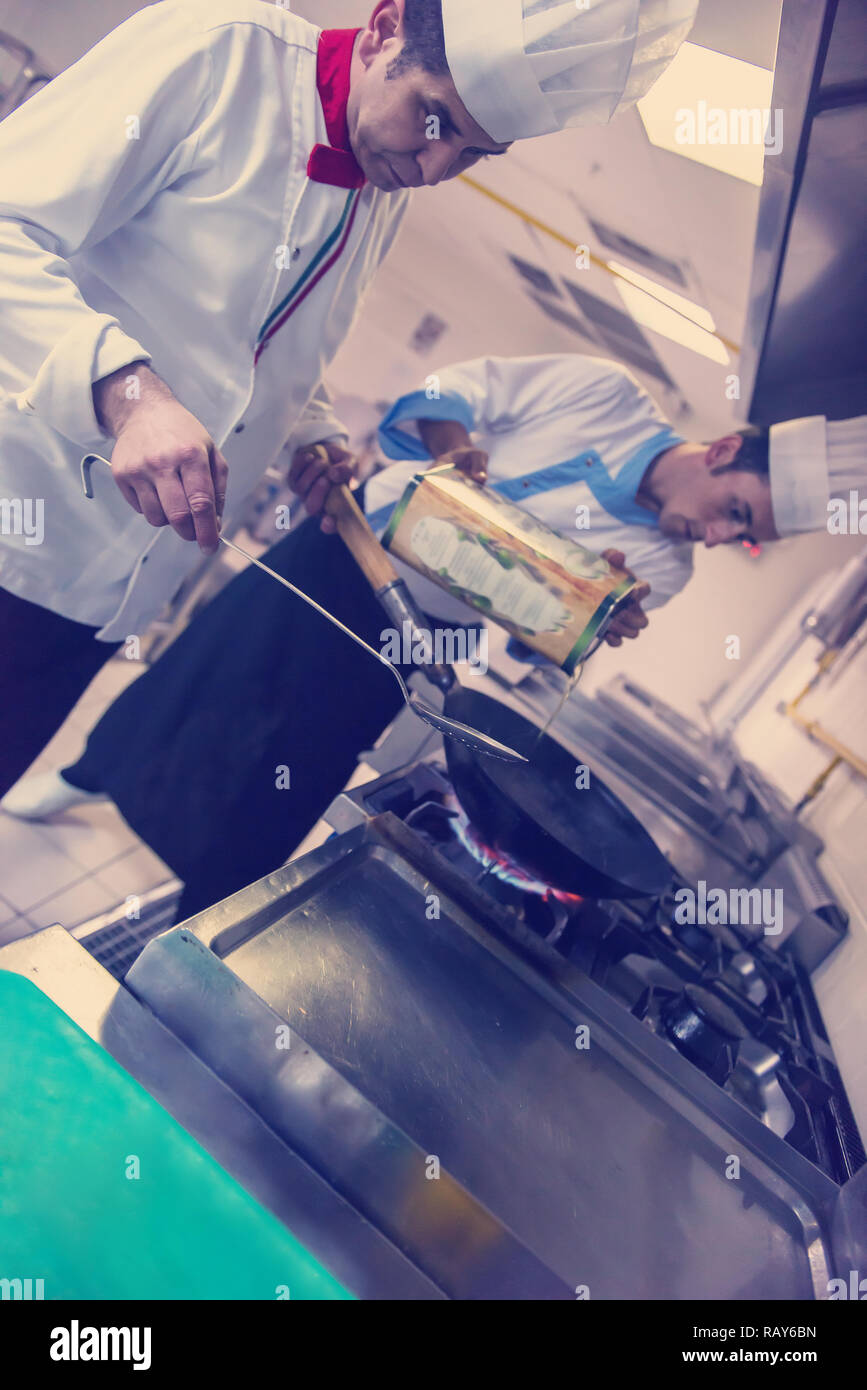 Lo chef prepara cibi, frittura in padella wok. La vendita e il concetto di cibo Foto Stock