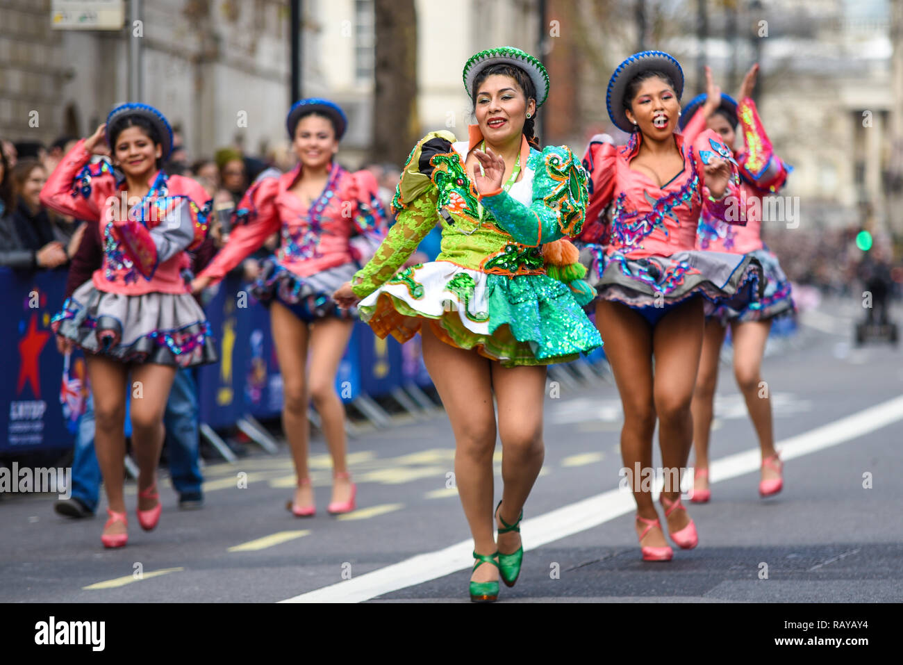 Bolivia in London ballerine a Londra il primo giorno del nuovo anno Parade 2019 a Londra, Regno Unito. Foto Stock