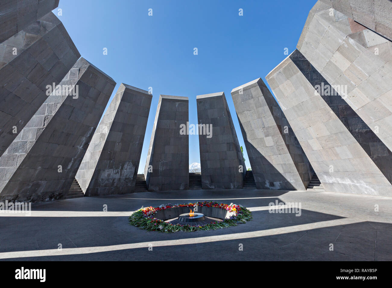 Il genocidio armeno monumento in memoria con la fiamma eterna e fiori, a Yerevan, Armenia. Foto Stock