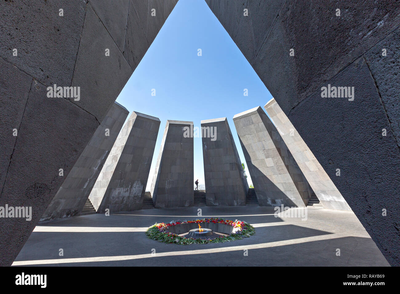 Il genocidio armeno monumento in memoria con la fiamma eterna e fiori, a Yerevan, Armenia. Foto Stock