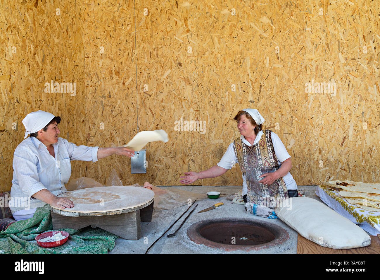 Le donne locali armene fanno il pane armeno conosciuto come lavasca, a Garni, Armenia. Foto Stock