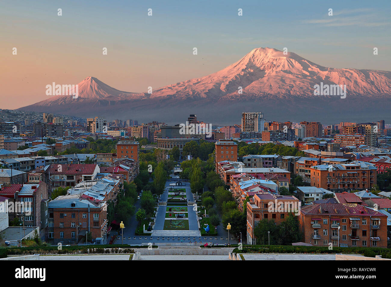 Vista sulla città di Yerevan, capitale dell'Armenia, con le due vette del Monte Ararat in background, all'alba Foto Stock