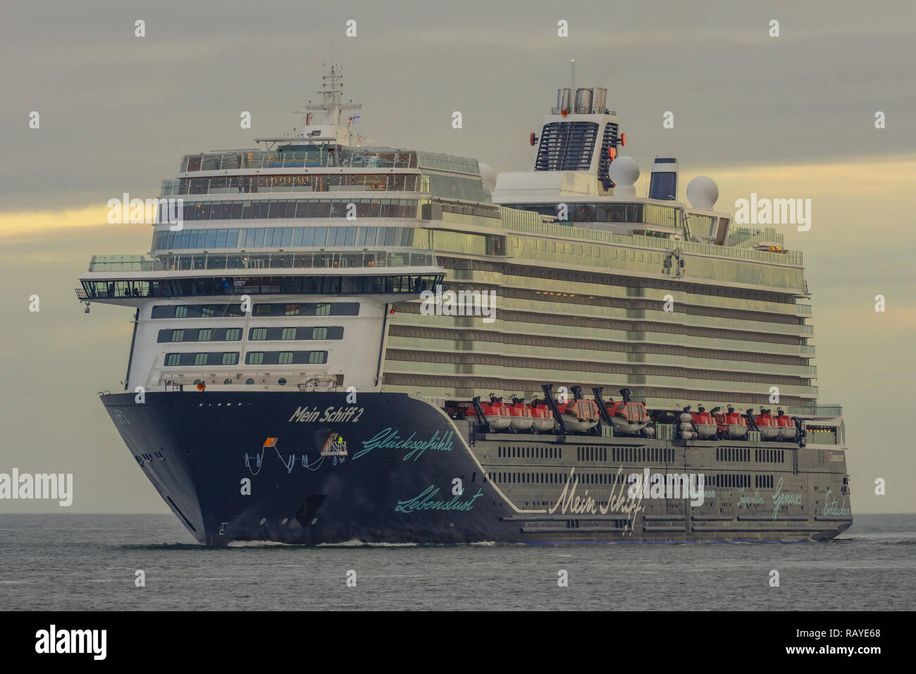 Nuovo di zecca cruiseship Mein Schiff 2 arriva a Kiel Foto Stock