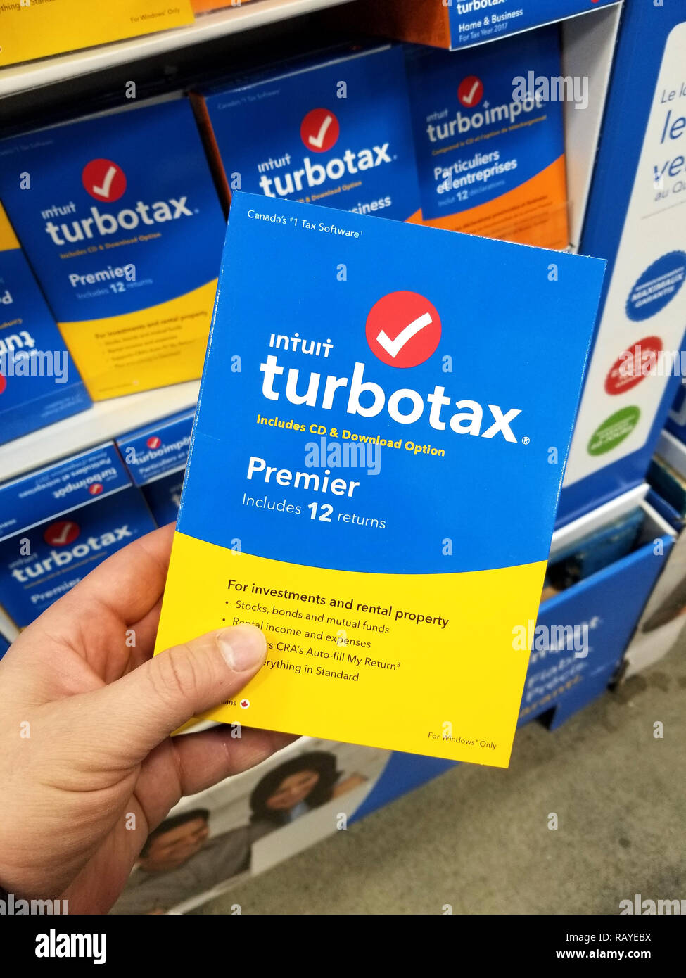 MONTREAL, Canada - 8 Settembre 2018: Una mano che tiene TurboTax pacchetto. TurboTax è un americano di imposta del software di preparazione che include più packag Foto Stock