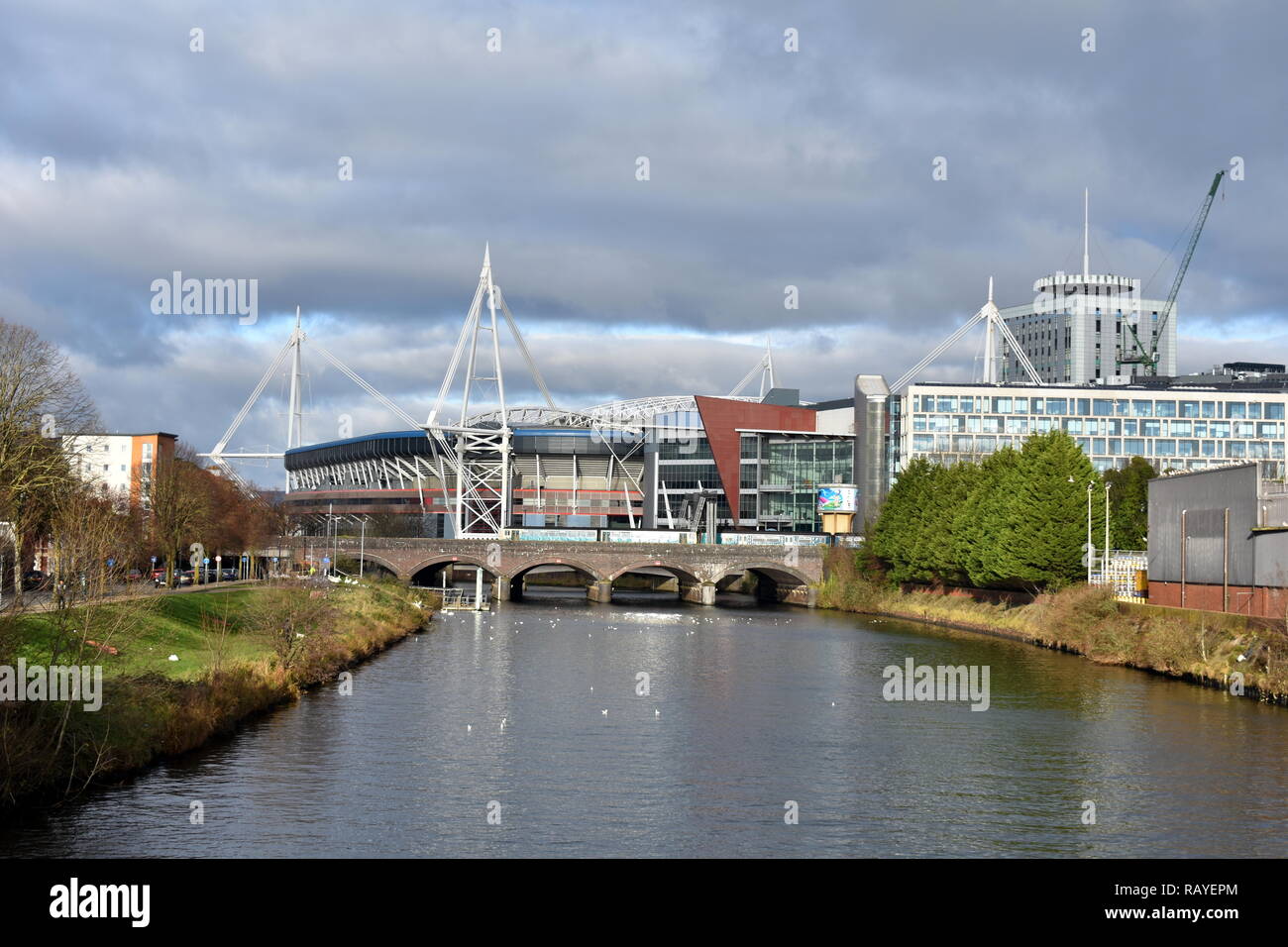 Vista del fiume Taff, Taffs Mead Embankment e il Principato Stadium, Cardiff, South GLAMORGAN, GALLES Foto Stock