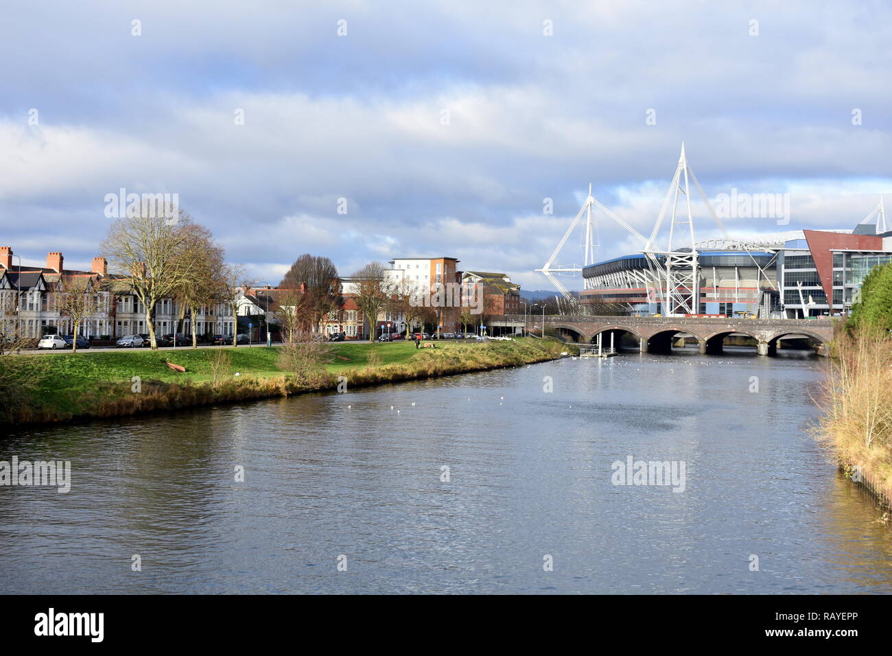 Vista del fiume Taff, Taffs Mead Embankment e il Principato Stadium, Cardiff, South GLAMORGAN, GALLES Foto Stock