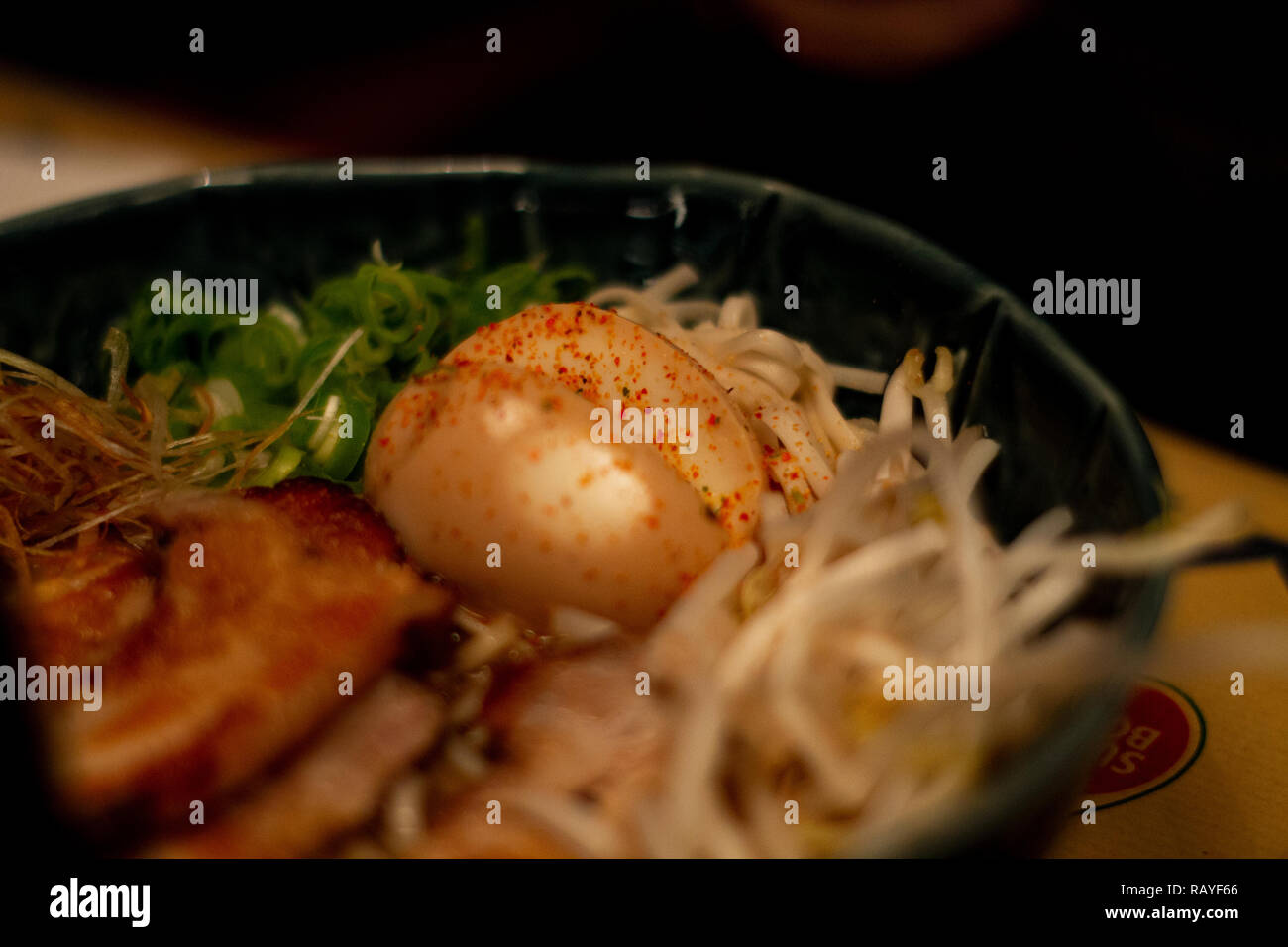 Tipica zuppa giapponese di spaghetti ramen tonkotsu con uova e carne Foto Stock