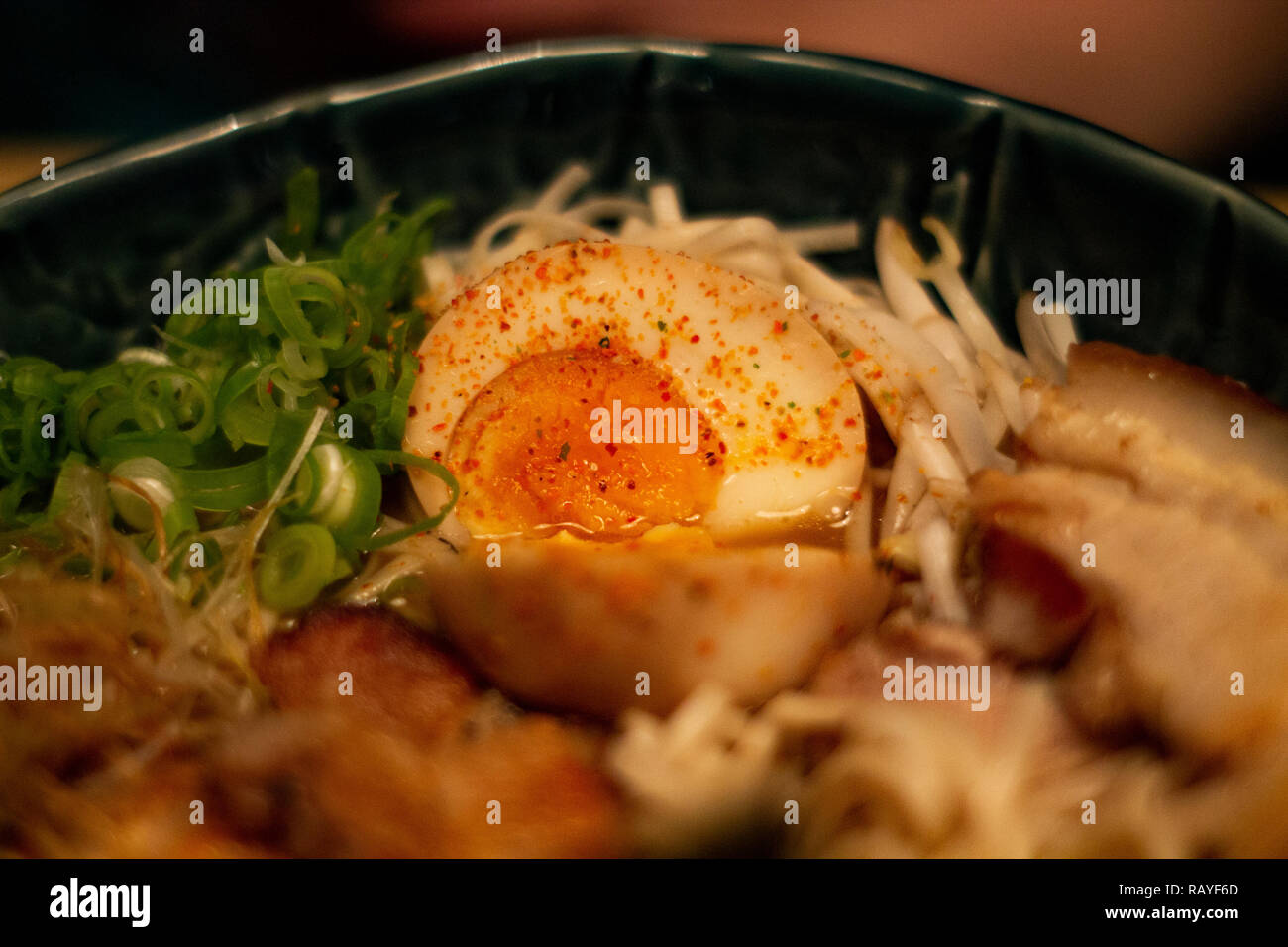 Tipica zuppa giapponese di spaghetti ramen tonkotsu con uova e carne Foto Stock