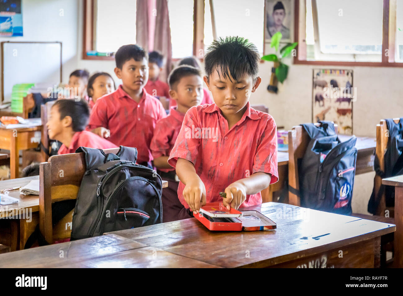 BALI, Indonesia - 25 Aprile 2018: giovani allievi felici balinese indossa abiti di scuola a studiare presso la scuola primaria sull isola di Bali, Indonesia Foto Stock