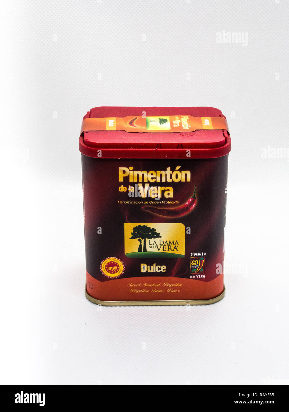 A Coruna, Spagna - 26 dicembre 2018 - Sweet paprika affumicato 'Pimenton de la Vera' su sfondo bianco Foto Stock
