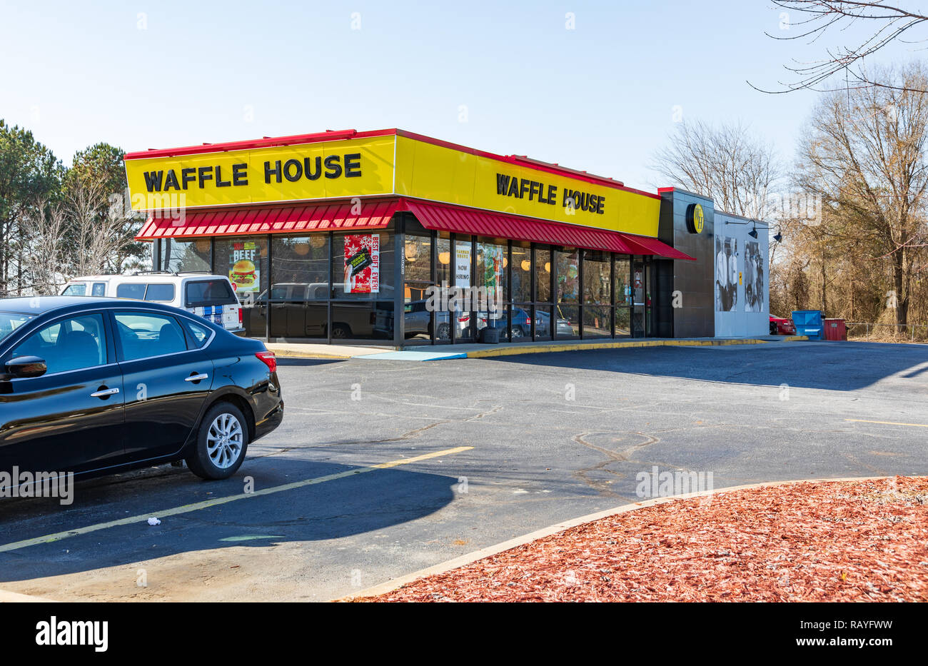 HICKORY, NC, Stati Uniti d'America-12/26/18: un locale Waffle House, di uno di una catena di ristoranti di 2100 località. Foto Stock