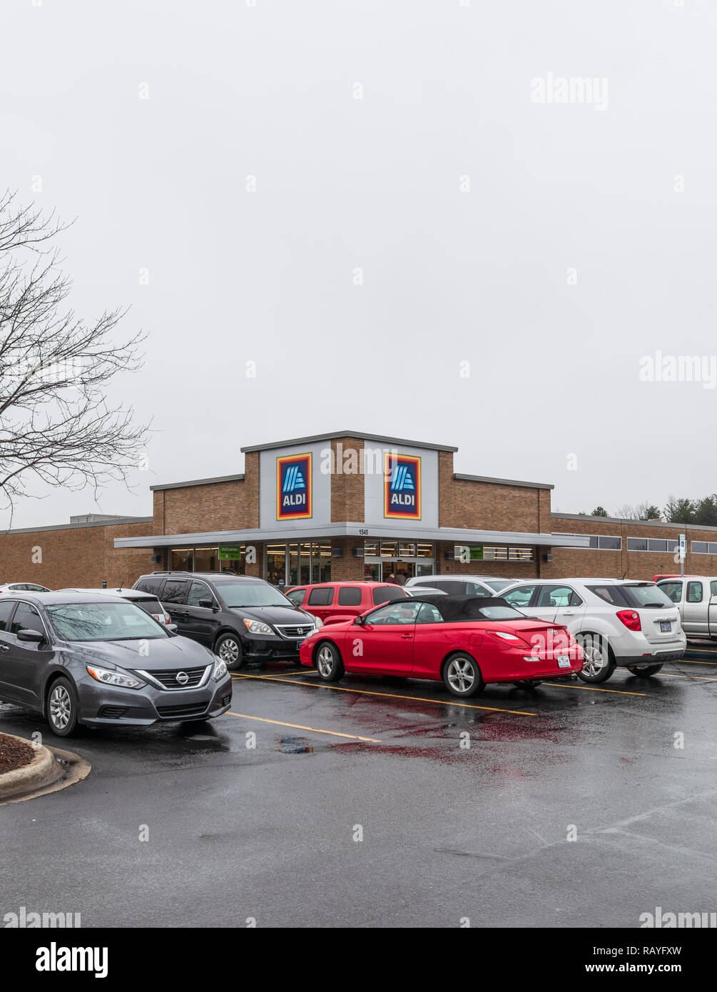 HICKORY, NC, Stati Uniti d'America-1/3/19: Aldi è un tedesco-sconto di proprietà della catena di supermercati con oltre 10.000 negozi in 20 paesi. Foto Stock