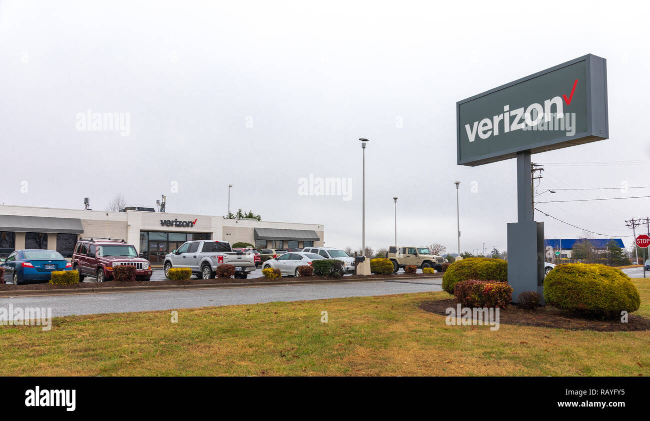 HICKORY, NC, Stati Uniti d'America-1/3/19: Verizon edificio retail e del segno, la vendita di servizi di telecomunicazioni e prodotti. Foto Stock