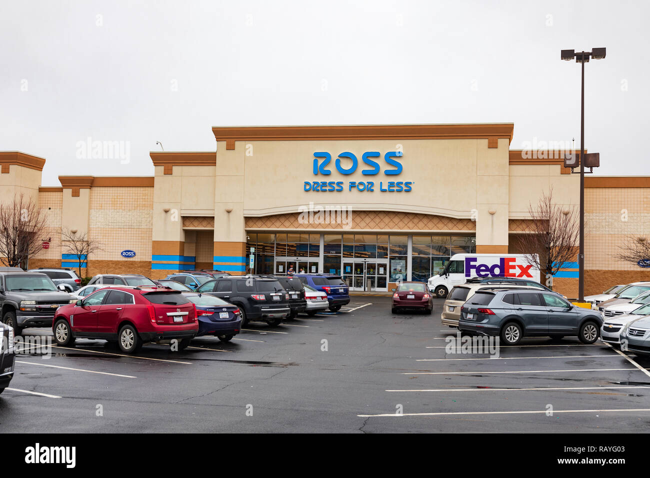 HICKORY, NC, Stati Uniti d'America-1/3/19: Ross memorizza, Inc., aka Ross abito per meno, è la più grande catena di abbigliamento sconto negozi negli USA. Foto Stock