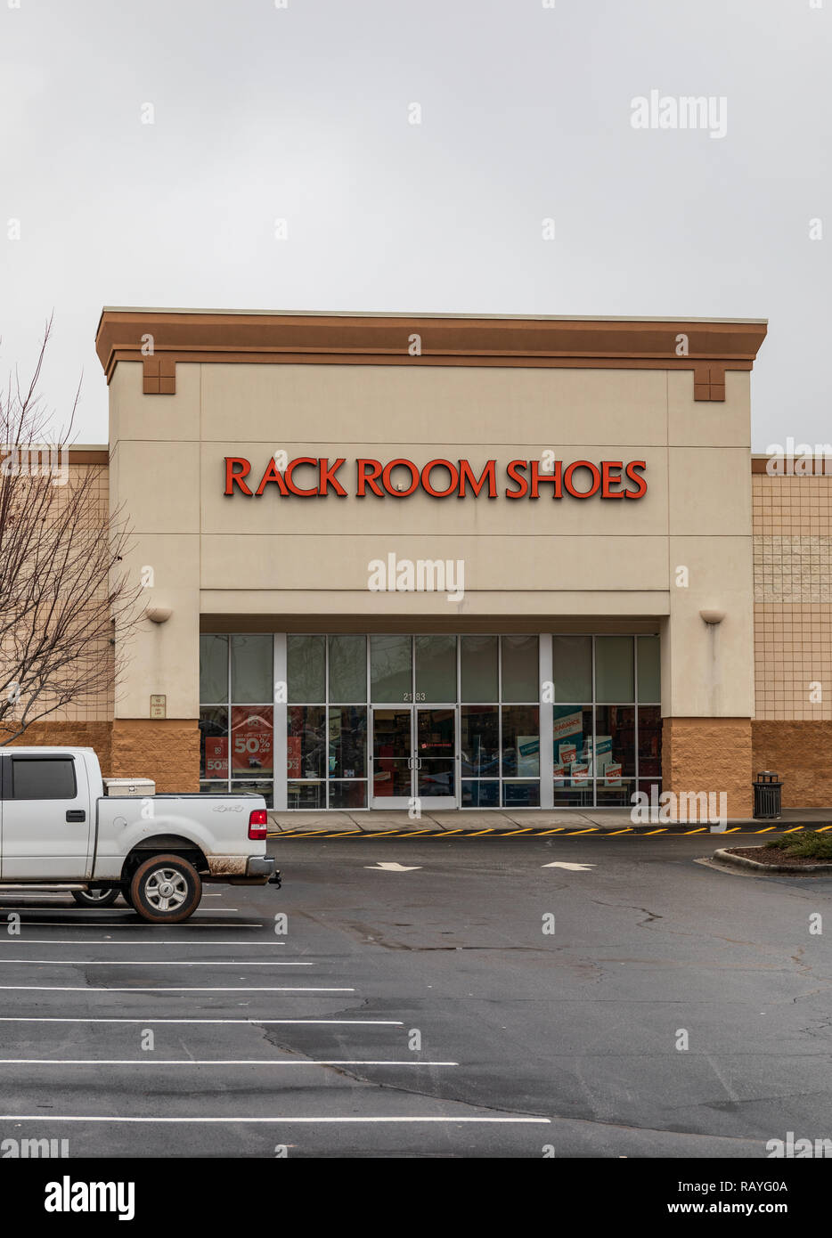 HICKORY, NC, Stati Uniti d'America-1/3/19: Camera Rack scarpe, un American rivenditore di calzature, è basata in Nord Carolina e fondata nel 1920. Foto Stock
