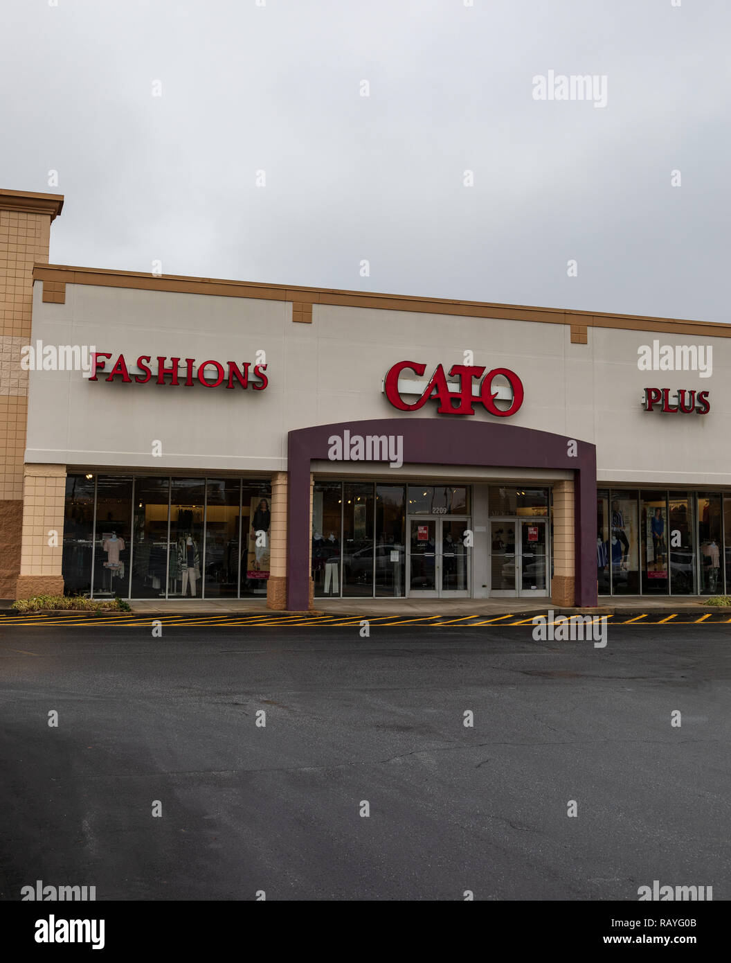 HICKORY, NC, Stati Uniti d'America-1/3/19: Cato è un rivenditore americano di donna moda e accessori, con sede a Charlotte, NC, con oltre 1300 negozi. Foto Stock