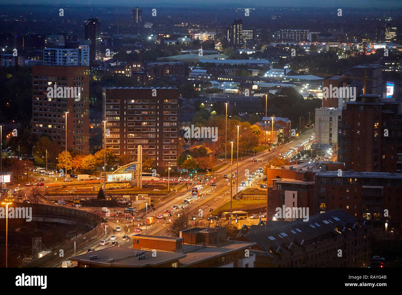 Manchester di notte guardando in giù la A57 a Chester Road Roundabout e Hulme oltre Foto Stock