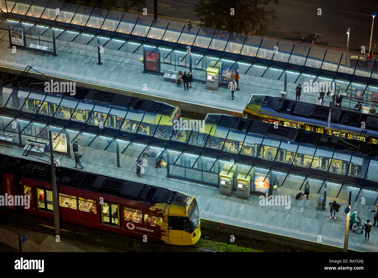 Manchester di notte un occupato Castlefield metrolink tram fermata Foto Stock