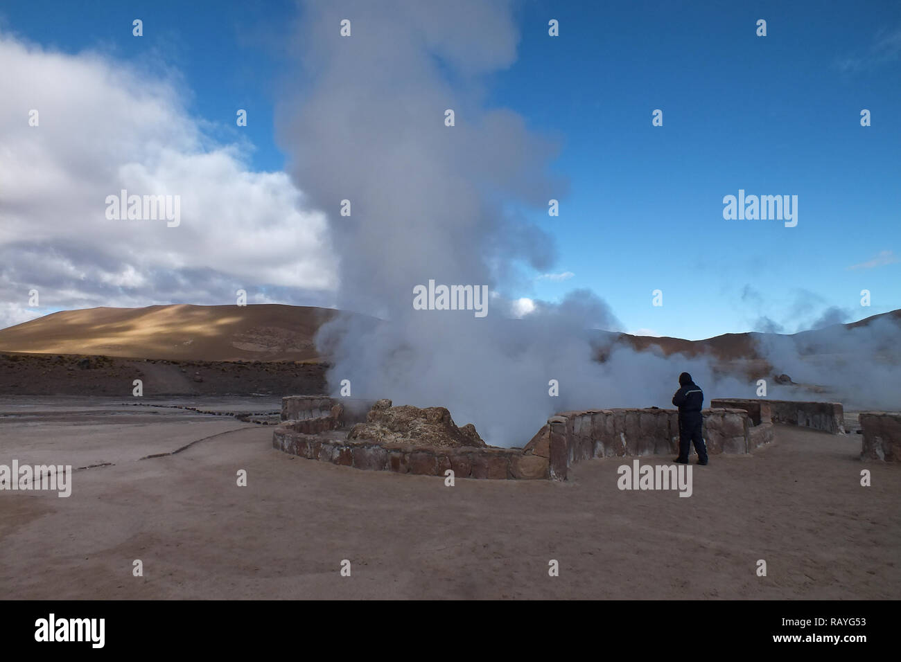 L'energia geotermica più grande del Sud America e la terza del mondo. Deserto di Atacama-Cile. I turisti stanno cercando di scaldarsi fino a caldo con vapore. Foto Stock