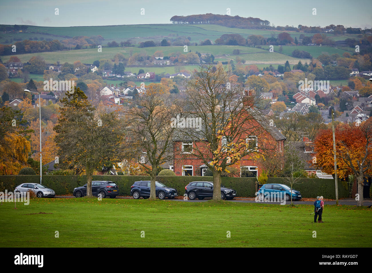 Marpel Village a Stockport, Cheshire le colline si vede attraverso il verde Foto Stock