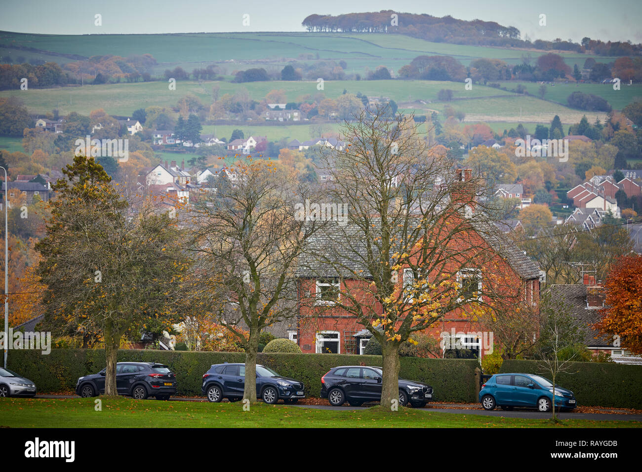 Marpel Village a Stockport, Cheshire le colline si vede attraverso il verde Foto Stock