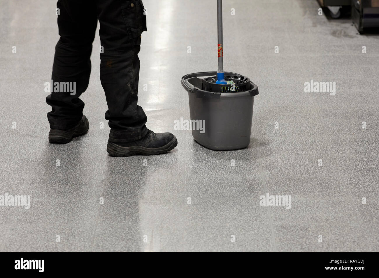 Detergente industriale con vi mop e la benna per il risciacquo della testa mop Foto Stock