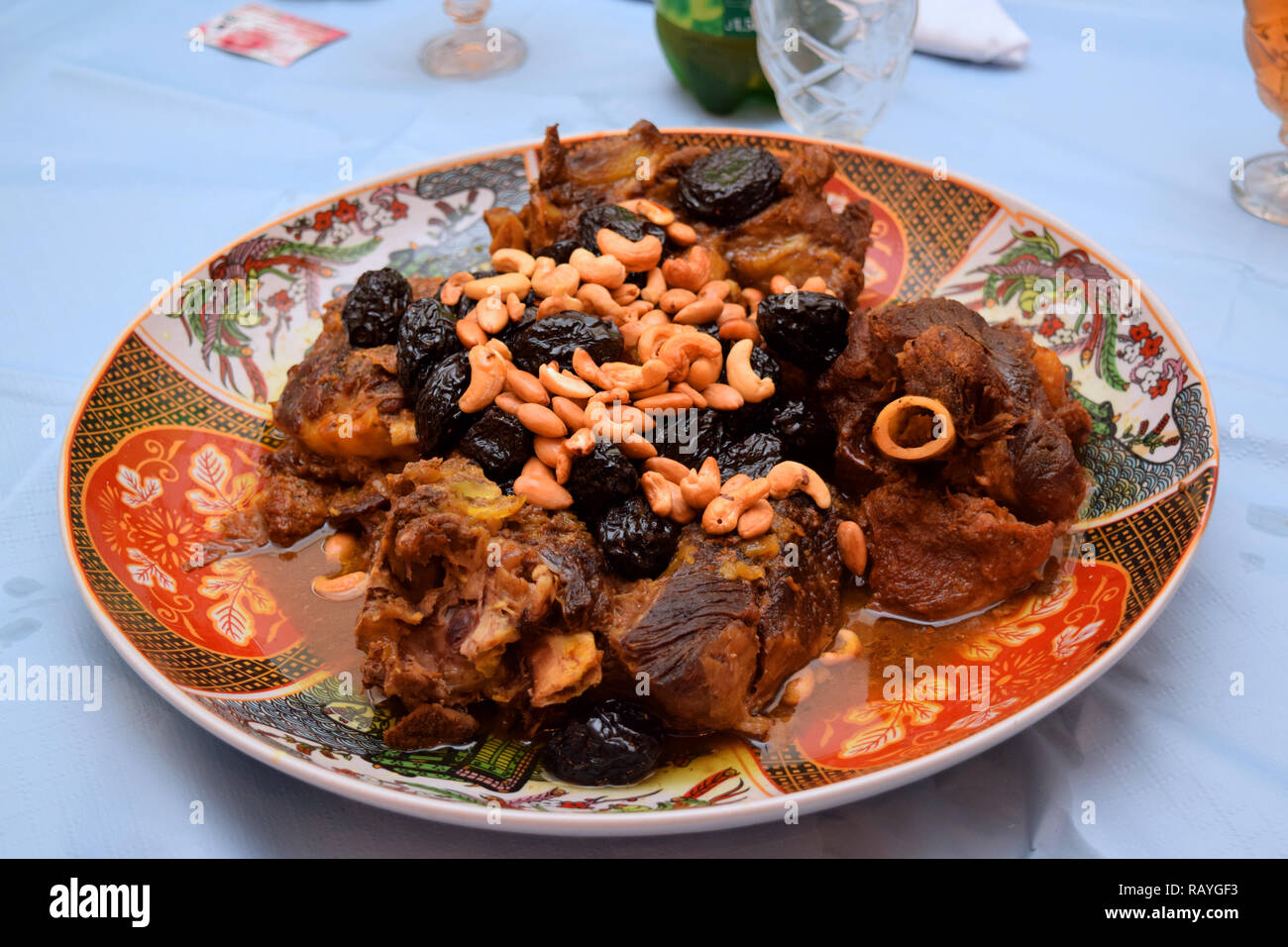 Piatto marocchino con carne, prugne e i semi di sesamo close up Foto Stock