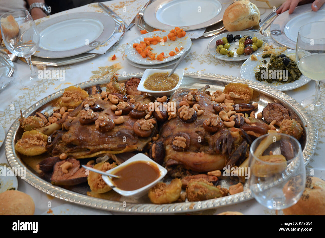 Piatto marocchino con carne, prugne e i semi di sesamo close up Foto Stock