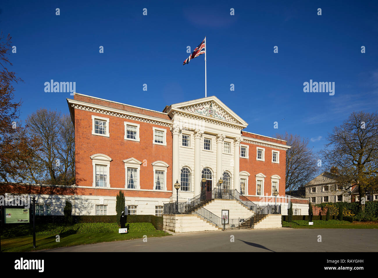 Ex casa stile palladiano Warrington Town Hall, Cheshire, Inghilterra originariamente chiamato Bank Hall grado che ho elencato la costruzione dell'architetto James Gibbs Foto Stock