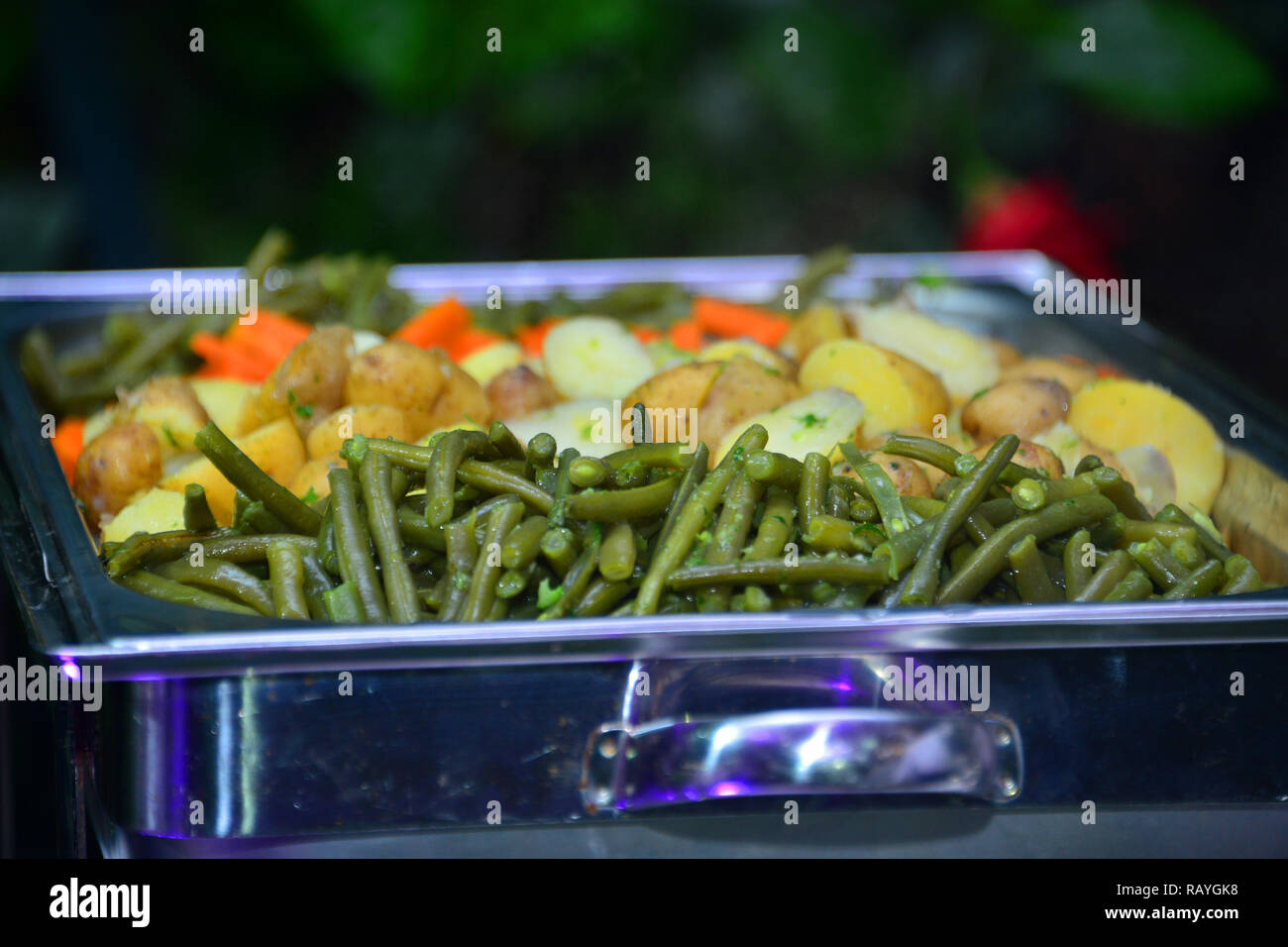 Buffet di verdure. Patate e fagioli. Cibo sano Foto Stock