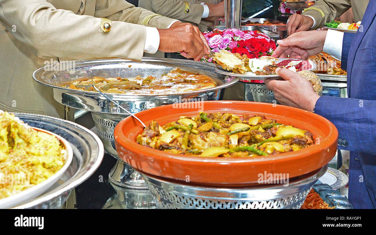 Marocchino Buffet di Nozze. Tajine con pollo e vari piatti Foto Stock