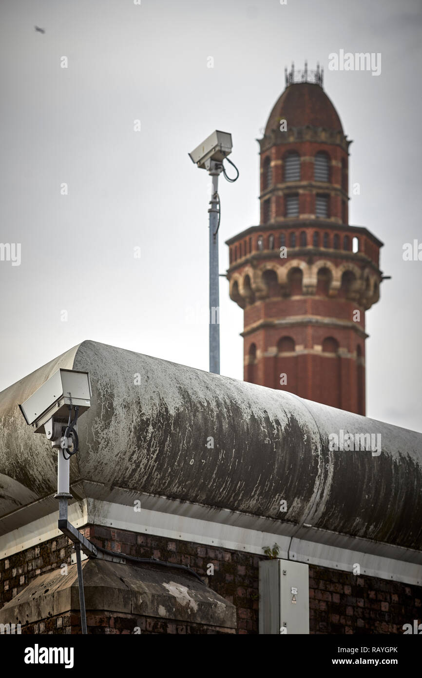 HM Prison Manchester (Strangeways) ad alta uomini della sicurezza del carcere progettato da Alfred Waterhouse e aperto nel 1868 mostra la mitica Torre di ventilazione Foto Stock