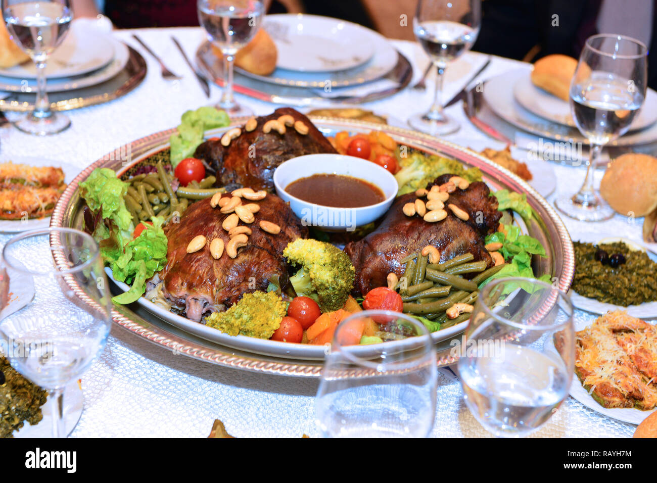 Un agnello cotto a vapore decorato con verdure. Presentati in occasione di matrimoni marocchino Foto Stock