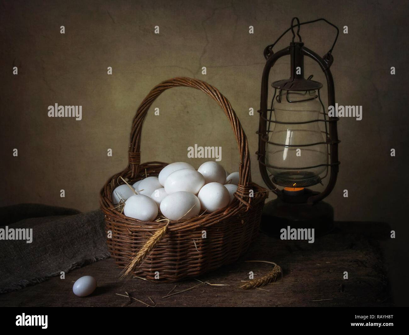 Natura morta con cesto di uova Foto Stock