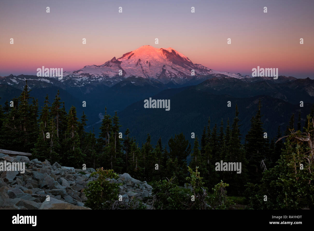 WA15647-00...WASHINGTON - Smoky alba visto dall'area sommitale del cristallo Mountain Resort nel Mt. Baker-Snoqualmie National Forest. Foto Stock