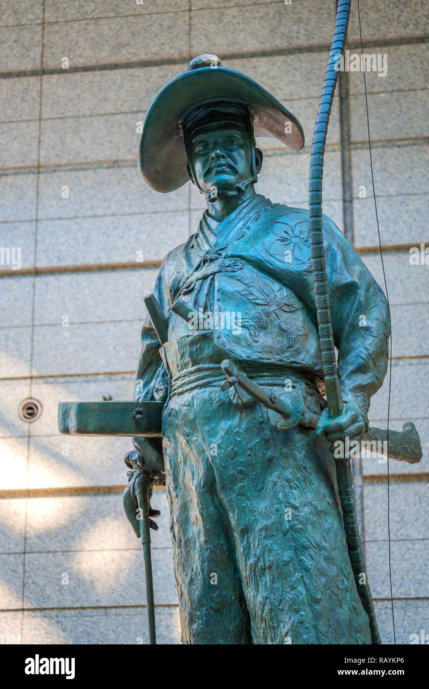 Tokyo, Giappone - 28 Aprile 2018: Ota Dokan, samurai giapponese che ha accreditato con la costruzione di numerosi castelli nella zona di Kanto, la sua statua si trova sul primo f Foto Stock
