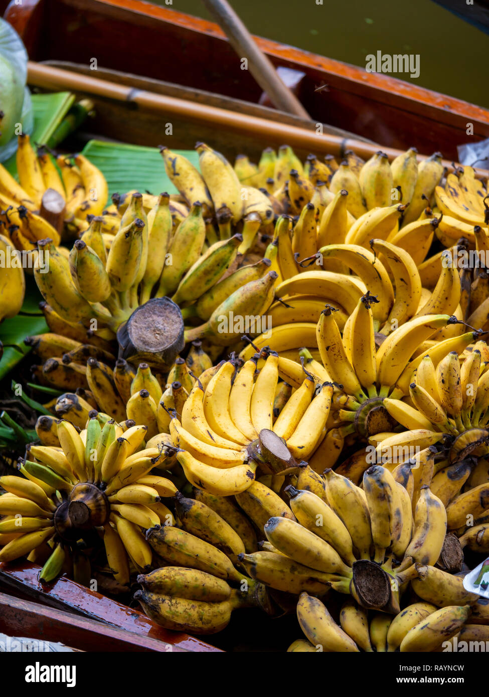 Mercato Galleggiante di Damnoen Saduak, Thailandia:- Aprile 12, 2018: - Questo è un mercato galleggiante in Thailandia e prendere una barca e poi hanno un grande tour a Floating M Foto Stock