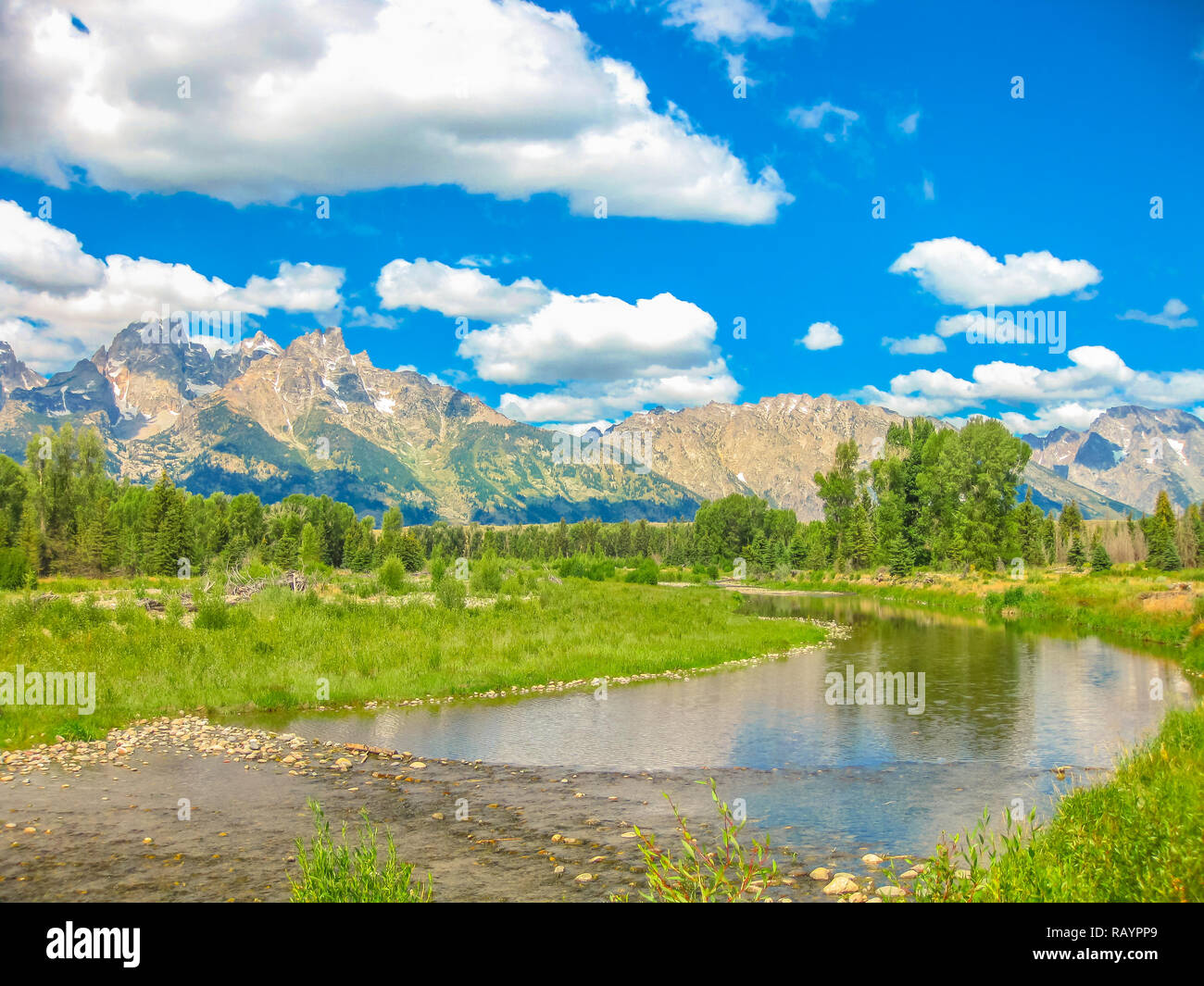Vista di Teton Mountain Range da Snake River a Grand Teton National Park in Wyoming, Stati Uniti. Nord America travel nella stagione estiva. Foto Stock